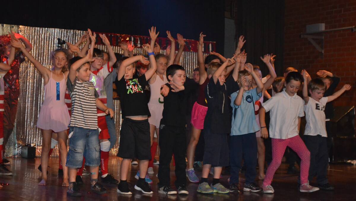 Photos of the Tilba school play "Searching for Google"