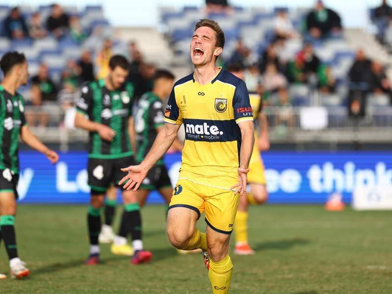 Max Balard and the Central Coast Mariners know the importance of scoring late goals. (Con Chronis/AAP PHOTOS)