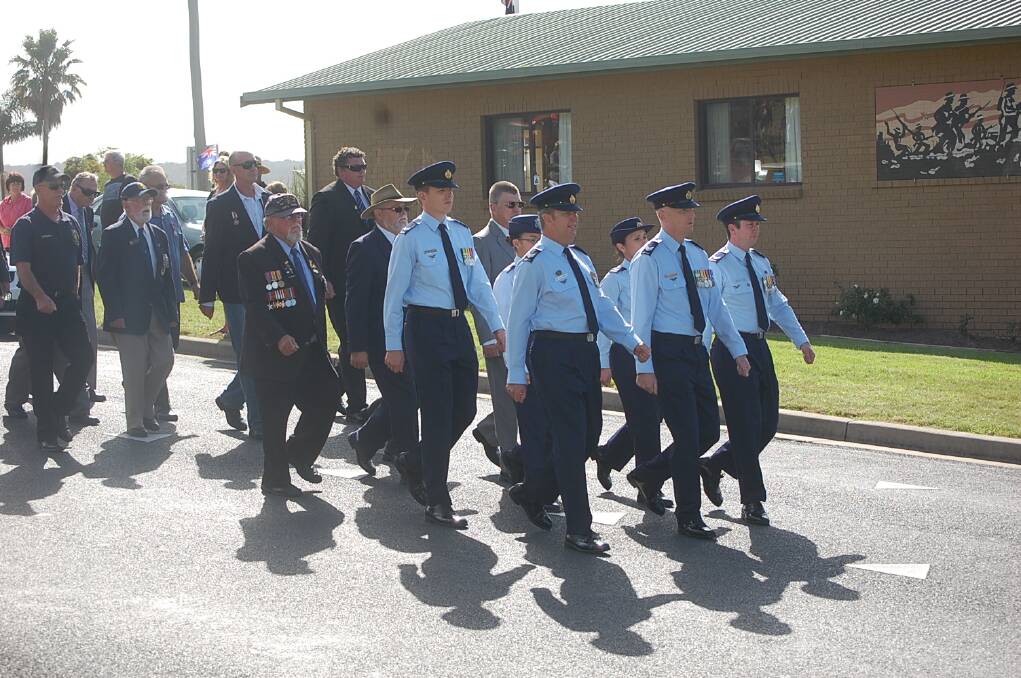 The 2014 ANZAC Day turns into Calle Calle Street and heads past RSL Hall.