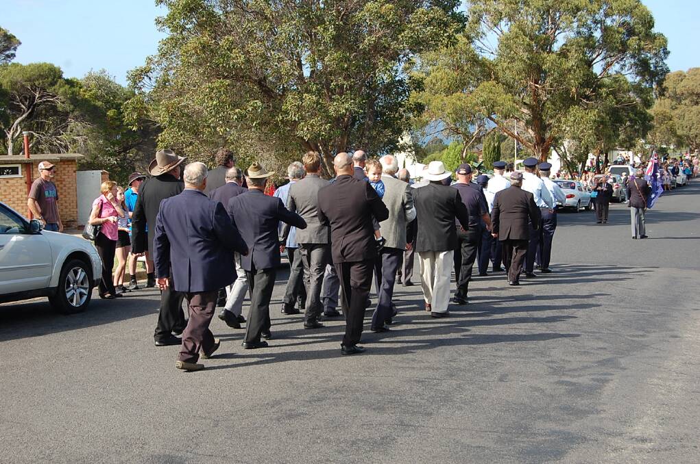 The 2014 ANZAC Day march enters the home stretch, with the cenotaph in sight.