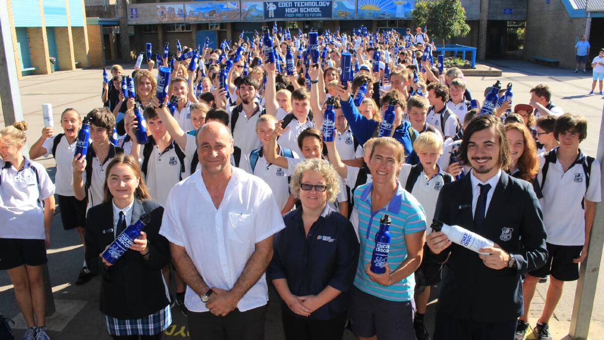 Peter Hannan and Kerryn Wood present Eden Marine High School students with their free stainless steel drink bottles.