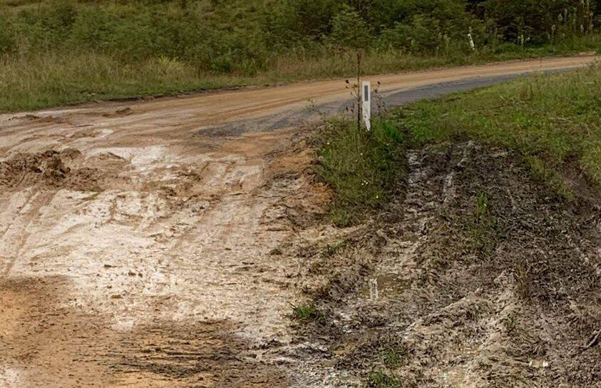 New Buildings Road is a sealed road in Wyndham. Residents have reported the mud, and potholes are of real concern for motorists using the road.