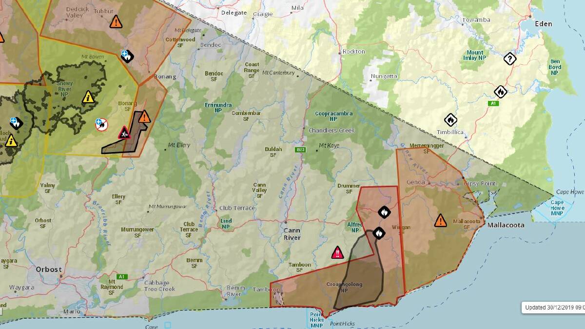 Emergency bushfire warning updated as Wingan River blaze quickly reaches east Victorian coast
