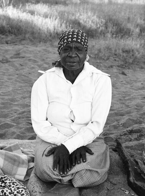 Emily Kam Kngwarray near Mparntwe / Alice Springs after the first exhibition of Utopia batiks, 1980. Picture by Toly Sawenko