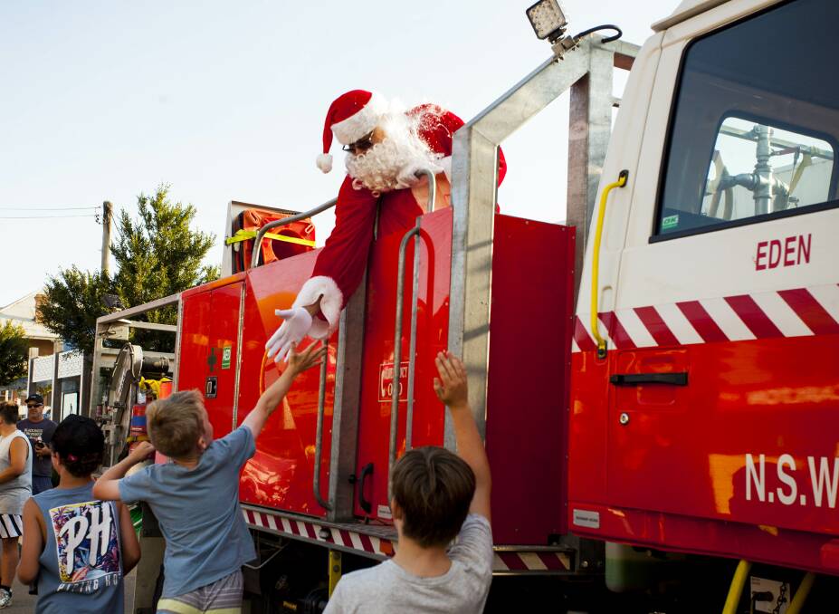 Slap it there Santa: The big man rolled into Christmas on Imlay in true Aussie style. 