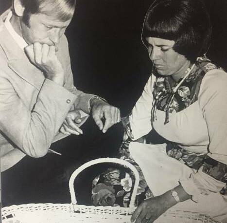 Michael and Lindy Chamberlain with baby Azaria's empty basket. Photo: North West Star archives.