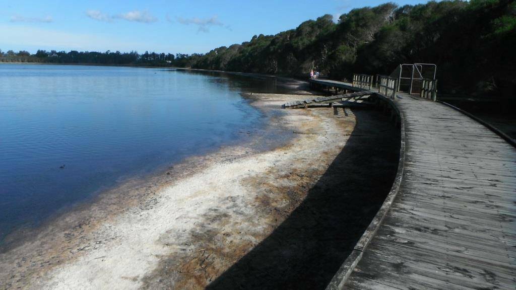 Extended dry periods in the past depleted water levels of Lake Curalo, which resulted in unpleasant odours and poor health of the coastal estuary overall. 