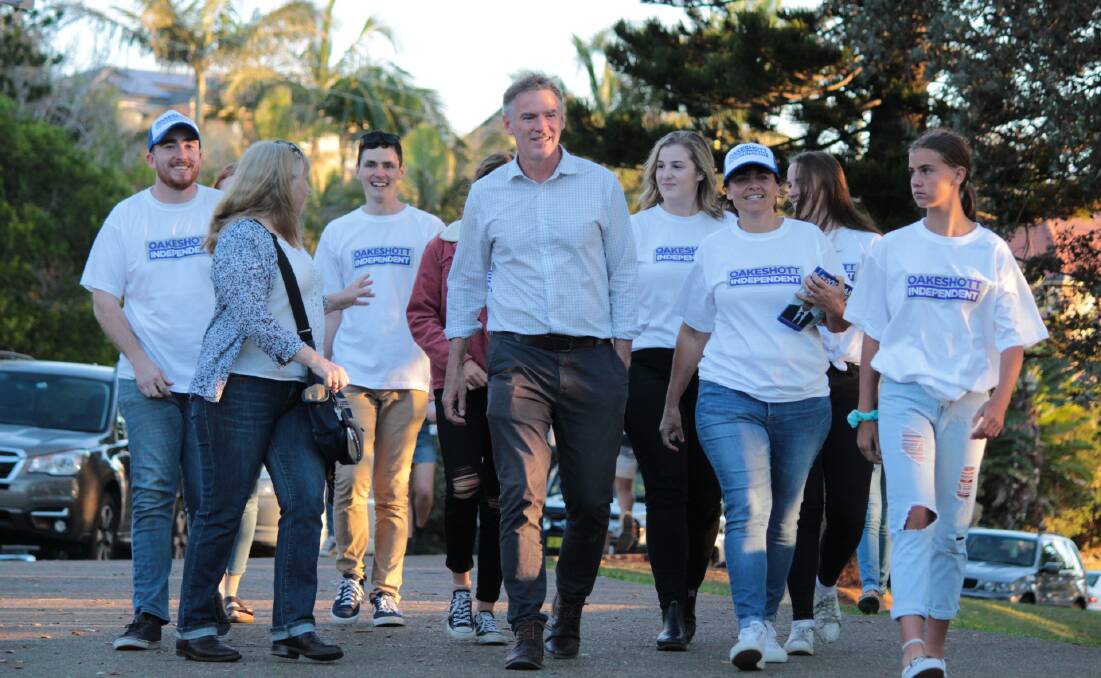 Rob Oakeshott flanked by supporters.