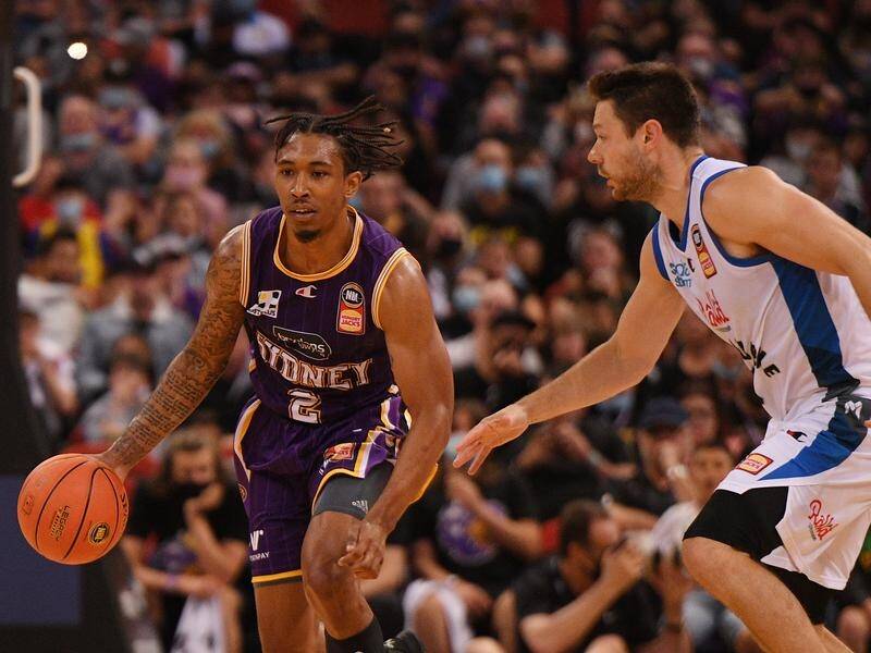 The Sydney Kings have held off defending champions Melbourne United in a 79-74 NBL win.