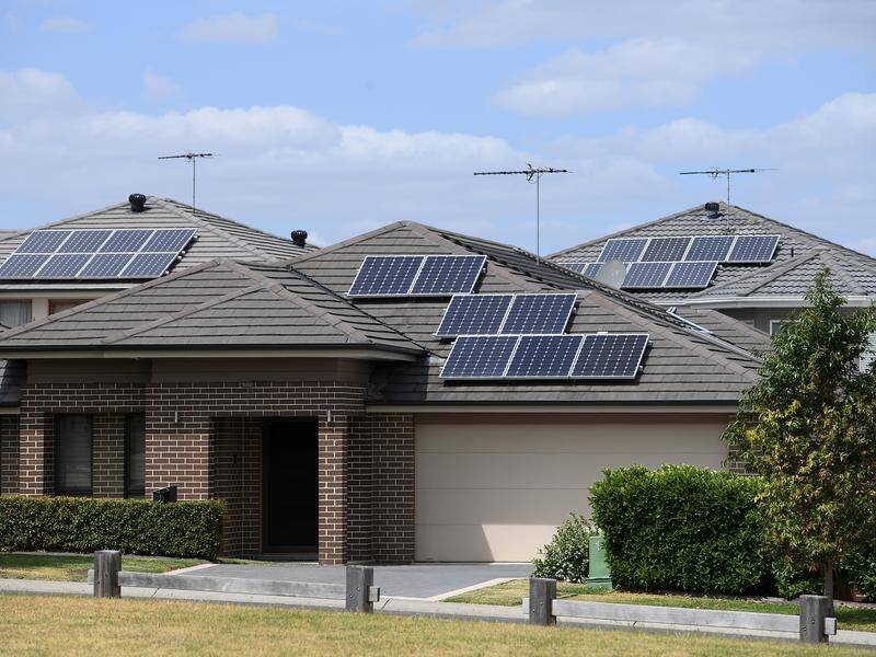 The federal government is being urged to embrace rooftop solar power in a new report. (Dan Himbrechts/AAP PHOTOS)