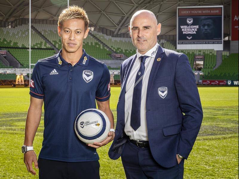 Keisuke Honda (l) has assured coach Kevin Muscat (r) the Victory will take priority over Cambodia.