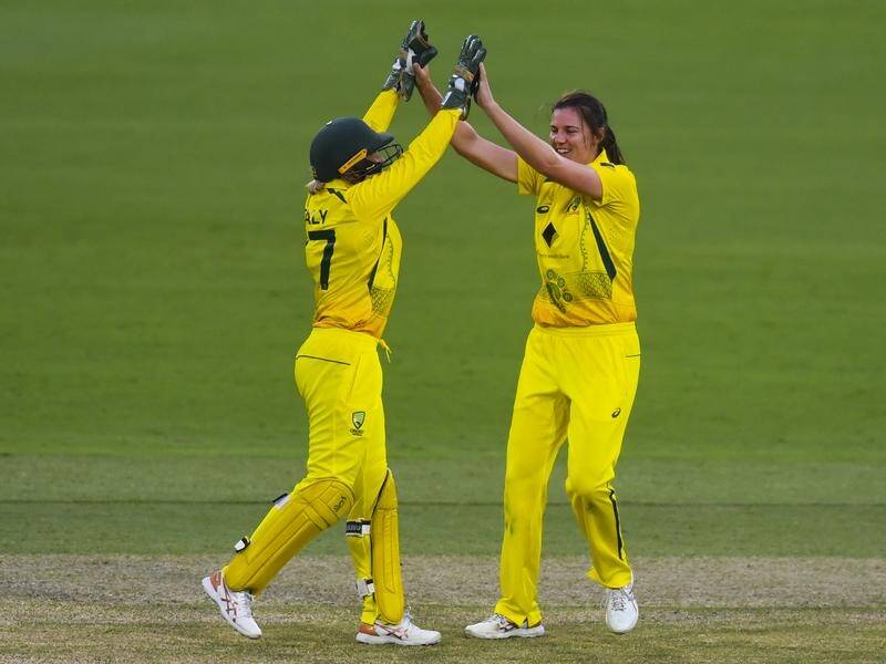 Captain Alyssa Healy (l) and vice-captain Tahlia McGrath (r) are Australia's new leaders. (Lukas Coch/AAP PHOTOS)