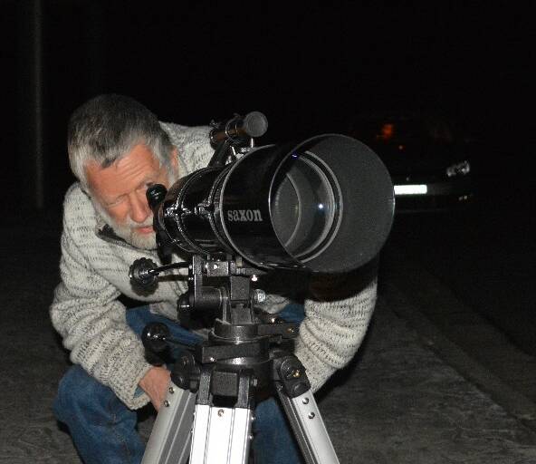 John Sandefur tests out a telescope at Jigamy Farm on Tuesday night. Photo: Jillian Riethmuller.