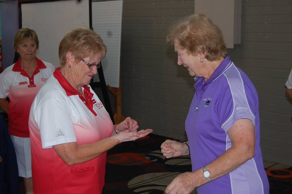 Jan Blaxter receives her winner’s badge from district president Beryl McGrath-Smith.